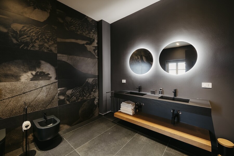 Ginestra master bath detail