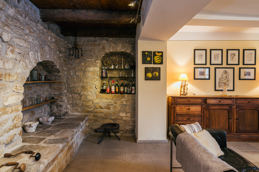 Wohnzimmer mit offenem Kamin im Ferienhaus Cascina delle Langhe