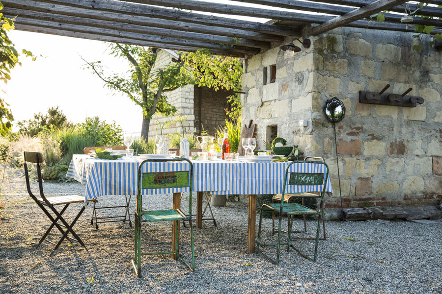 Aussenesstisch im exklusives Ferienhaus Monferrato Piemont