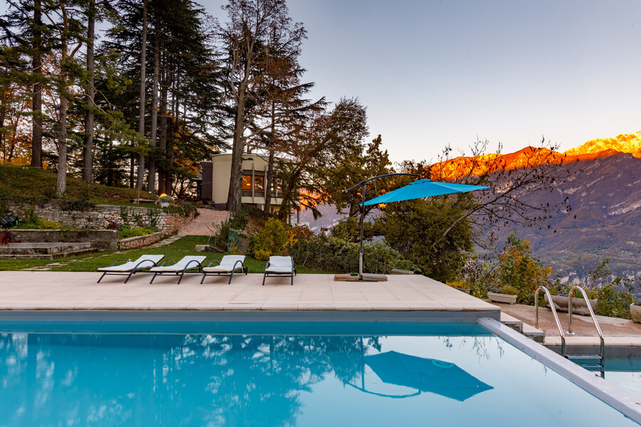 Villa Ponti Bellavista Pool, curved house with flaming mountains