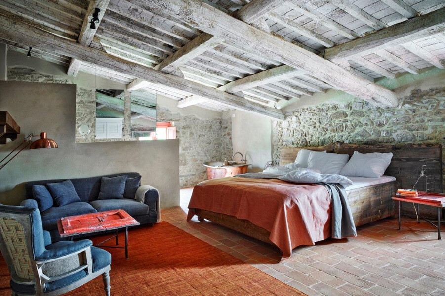 Modern und geschmackvoll eingerichtetes Schlafzimmer im Ferienhaus in Umbrien