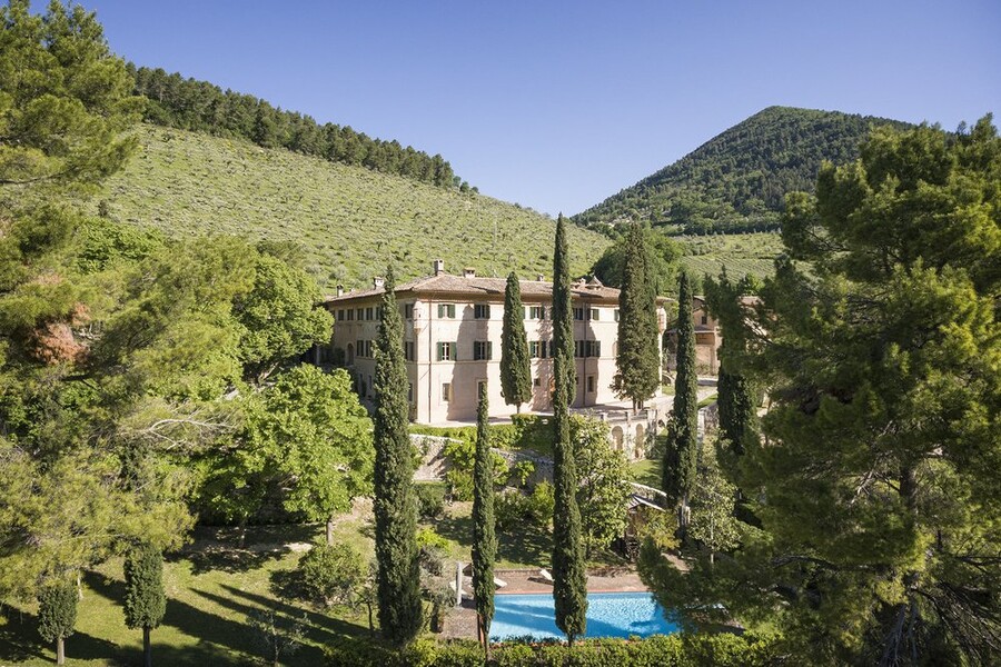 Elegante Villa Paradiso mit Zypressen und Weinbergen bei Spoleto