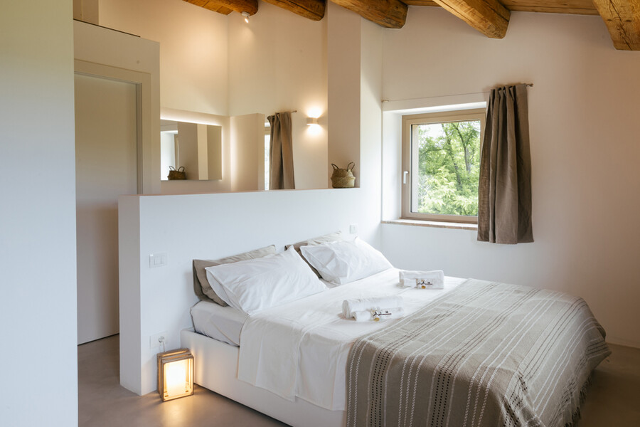 Helles Schlafzimmer im Ferienhaus Casa Fontegenga in Le Marche