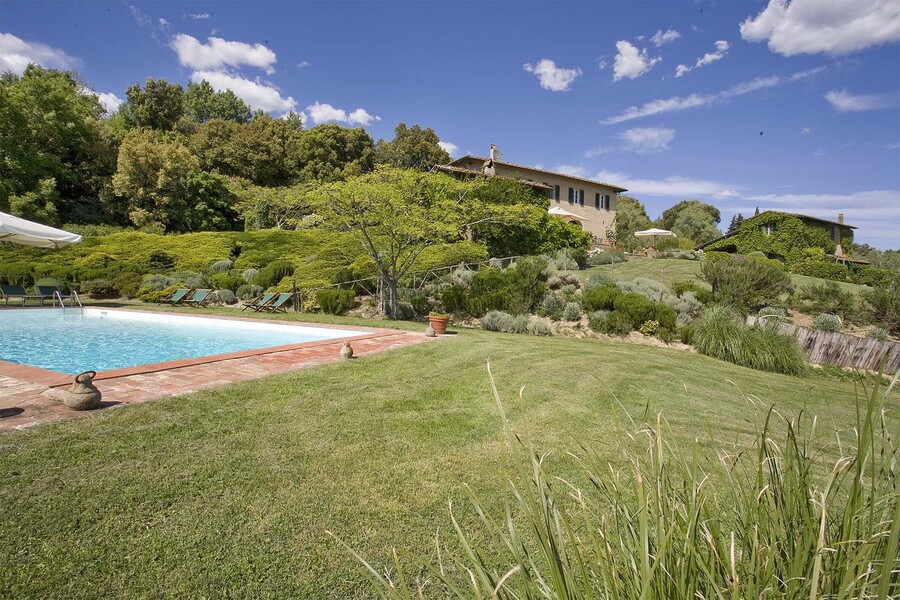 Garten mit Rasen und privatem Pool im Ferienhaus Centolivi in der Toskana