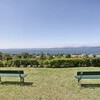 2 Bänke in der Villa i Broi mit Blick auf den Gardasee