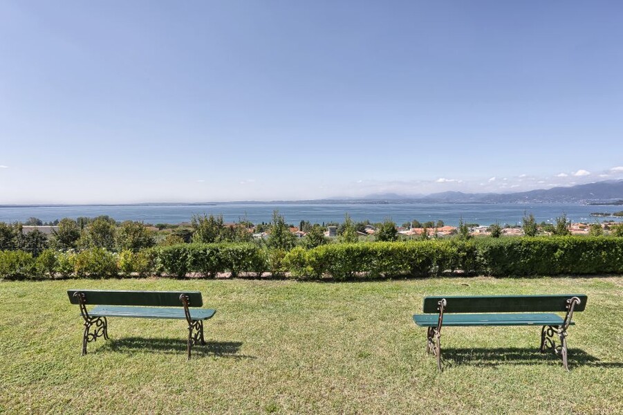 2 Bänke in der Villa i Broi mit Blick auf den Gardasee