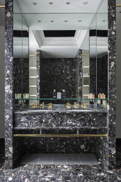 Villa Ottagonale black marble bathroom