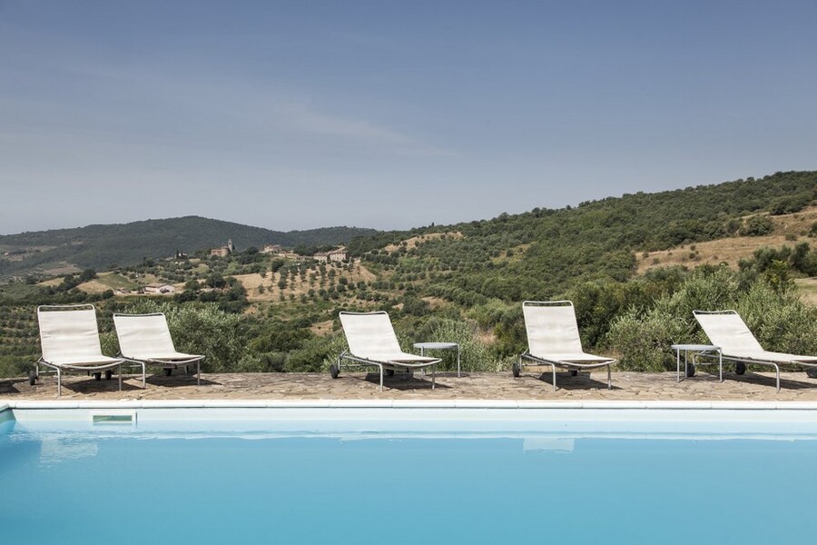 Pool mit Sonnenliegen der Ferienvilla La Bastia bei Perugia in Umbrien