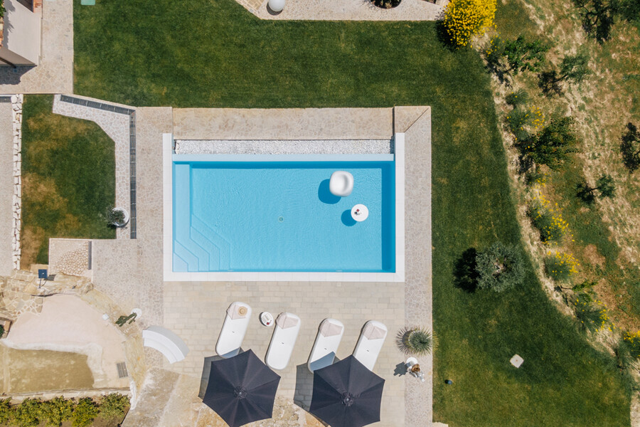 Blick von oben auf den privaten Pool des Ferienhaus La Melusina in den Marken
