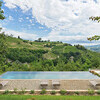 Privater Pool mit Blick auf die Hügel mit Weinreben bei Alba im Piemont