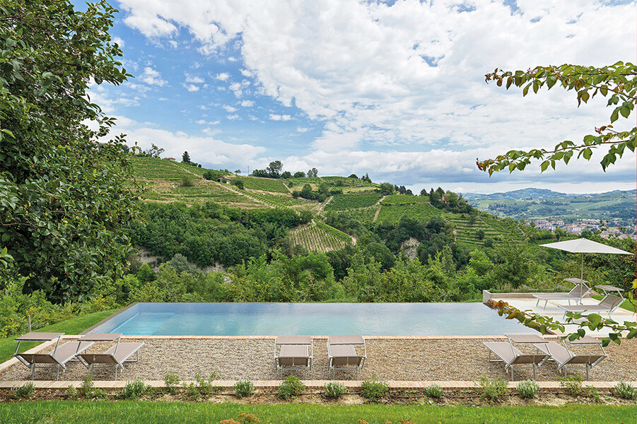 Privater Pool mit Blick auf die Hügel mit Weinreben bei Alba im Piemont