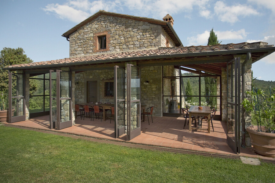 Frontansicht des Gästehauses und der schönen, offen gestalteten Terrasse