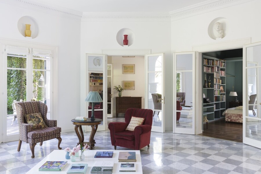 Villa Ottagonale living room and door to kitchen.