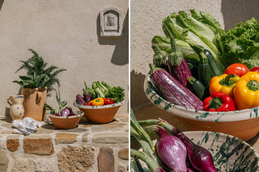 Gemüse und Kräuter in der Aussenküche des Ferienhauses in den Marken