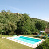 Privater Pool oberhabl des Ferienhaus Magrini mit mittelalterlichem Dorf im Hintergrund