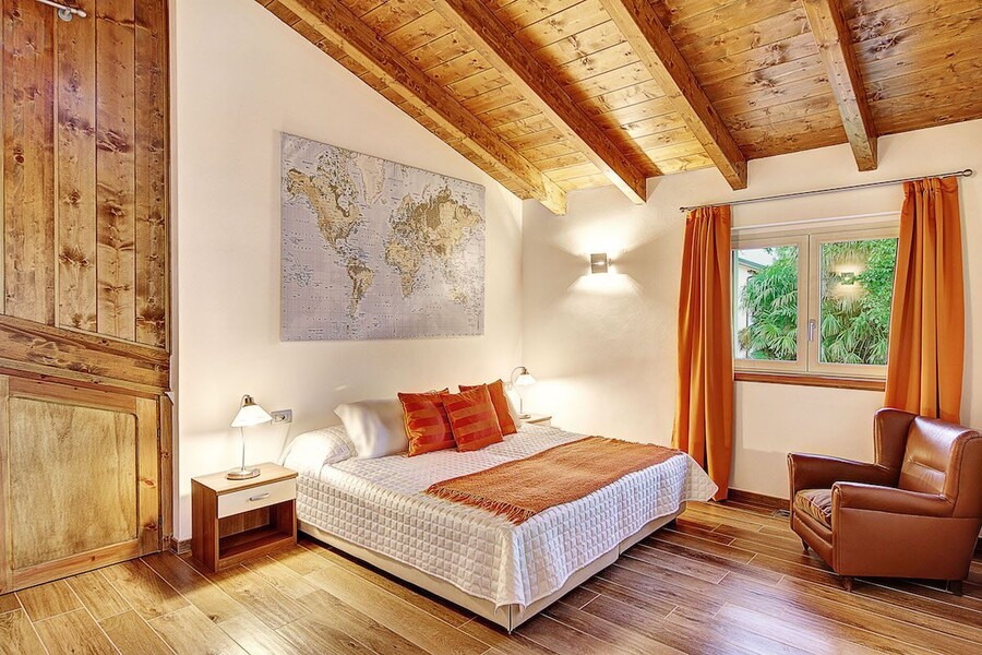 villa-sissi-double-bedr-2nd-floor-wood