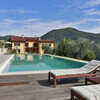 Ferienhaus in Lucca mit privatem Pool und Sonnenliegen umgeben von Olivenbäumen
