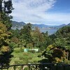 Park mit Pool und Blick auf den Lago Maggiore von der Villa Ghis