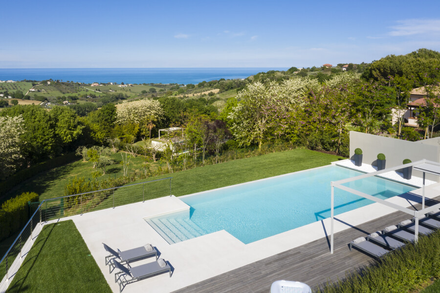 Infinity pool & decking & Adriatic view Villa Olivo Photo credit Davide Bischeri. (1)