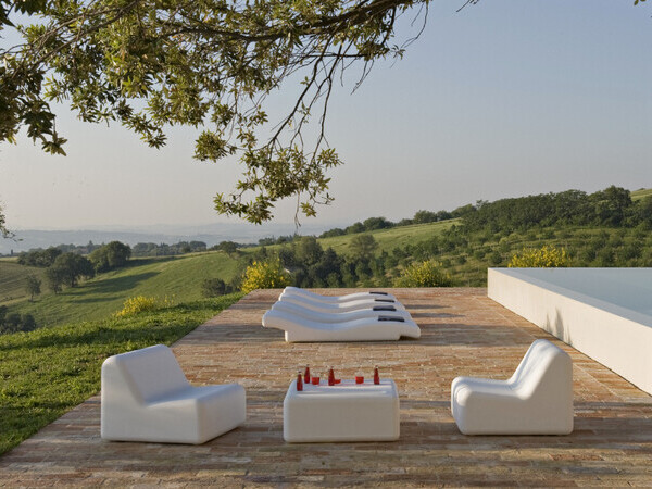 Casa Olivi mit Gartenmöbeln von Gandia Blasco