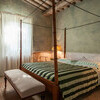Verbringen Sie traumhafte Nächte in einem Himmelbett in der Ferienvilla Fontanelle in der Toskana