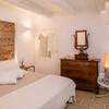 Schlafzimmer mit Klimaanlage in der Ferienvilla La Melusina in den Marken