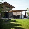 Wiese und Pergola im Garten der Villa dell Orso im Piemont