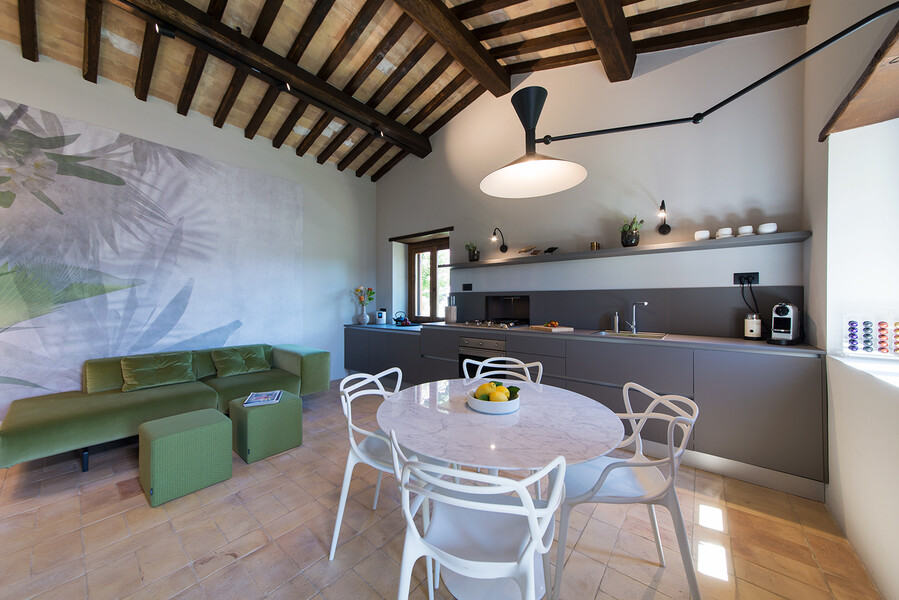 Moderne Möbel und Küche im Wohnraum im Ferienhaus Casale Upupa im Latium