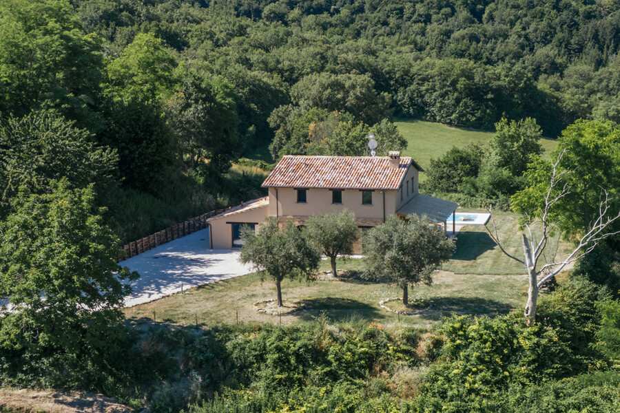 Ferienvilla Casa Fonteganga in Le Marche umgeben von Wald