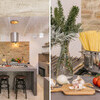 Moderne Küche mit Barhockern im Ferienhaus mit Charme La Melusina in den Marken