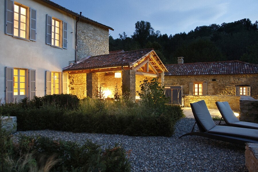 Garten in Abendstimmung in der Villa Roccaverano im Piemont
