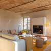 Wohnzimmer mit offenem Kamin in der Villa Casa Moscata Piemont