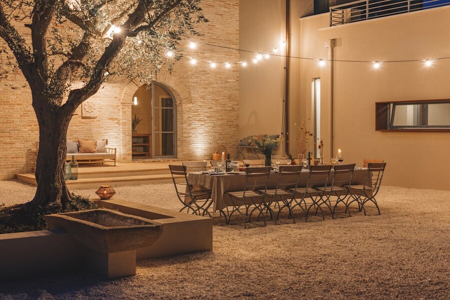 Abendstimmung am Esstisch im Garten des Ferienhauses in Le Marche Tre Gelsi