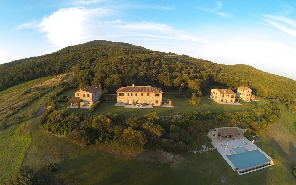 Das Ferienhaus La Lepraia unterteilt sich in drei einzelne Häuser und eine herrliche Poolanlage