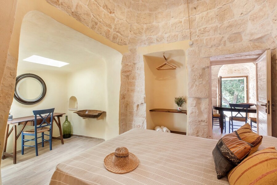 Trulli-of-stars-indoor-suite-with-desk