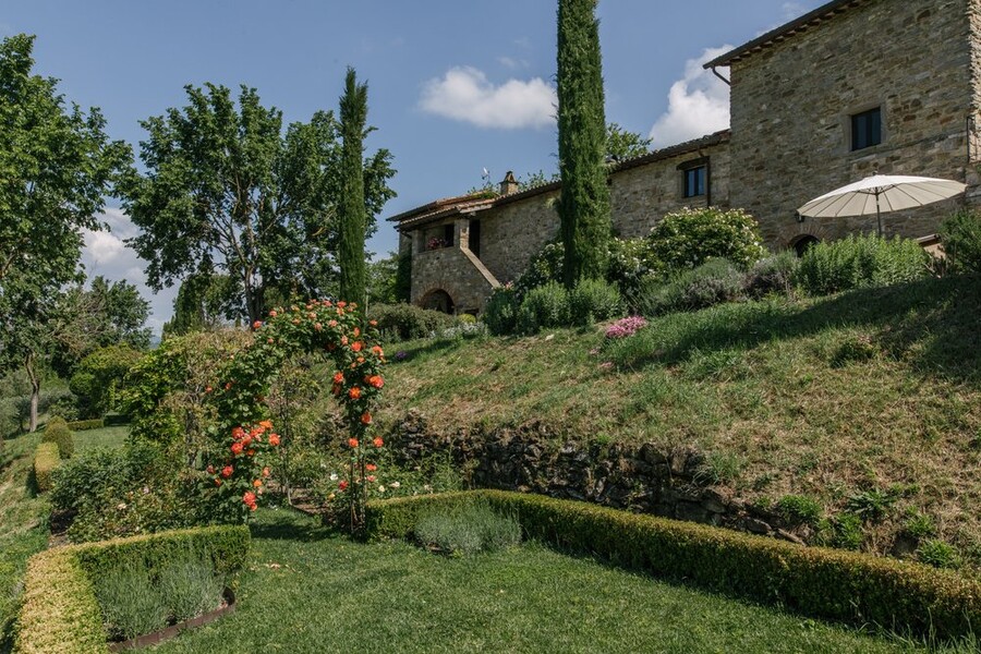 Ferienhaus in Italien mit Zypressen und Rosen