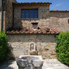 Die Villa Le Porcilia begeistert auch im Außenbereich durch zahlreiche kleine Details, wie etwa dieser kleine Brunnen