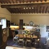 Die Küche mit Essbereich mit Platz für 6 Personen in der Ferienvilla Compignano Barn