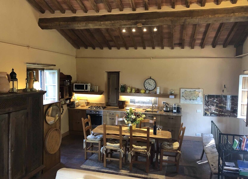 Die Küche mit Essbereich mit Platz für 6 Personen in der Ferienvilla Compignano Barn