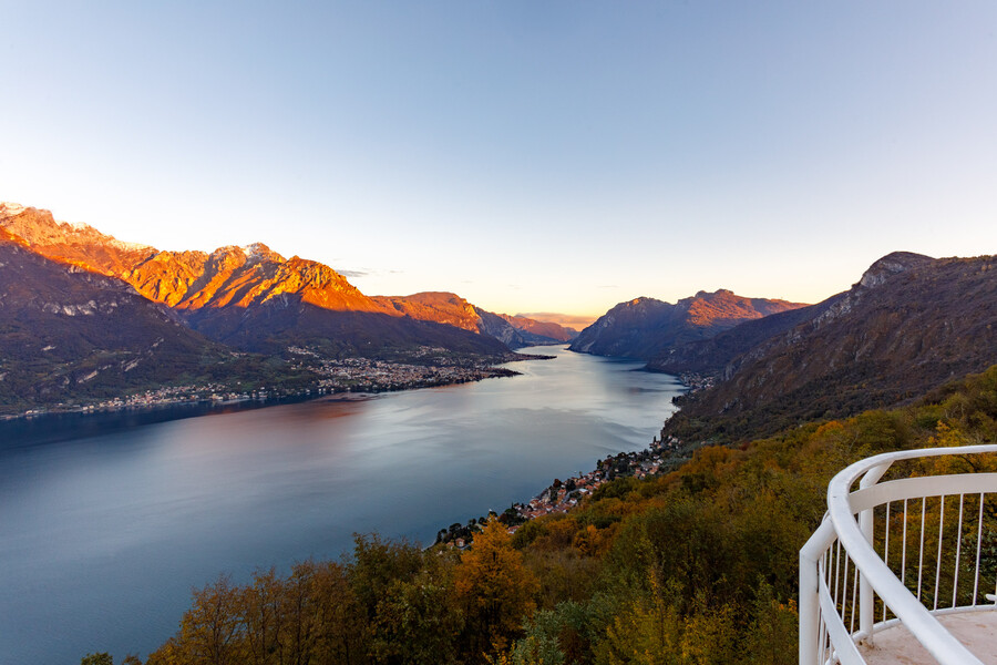 Villa Ponti Bellavista  Lecco Arm with flaming mountains