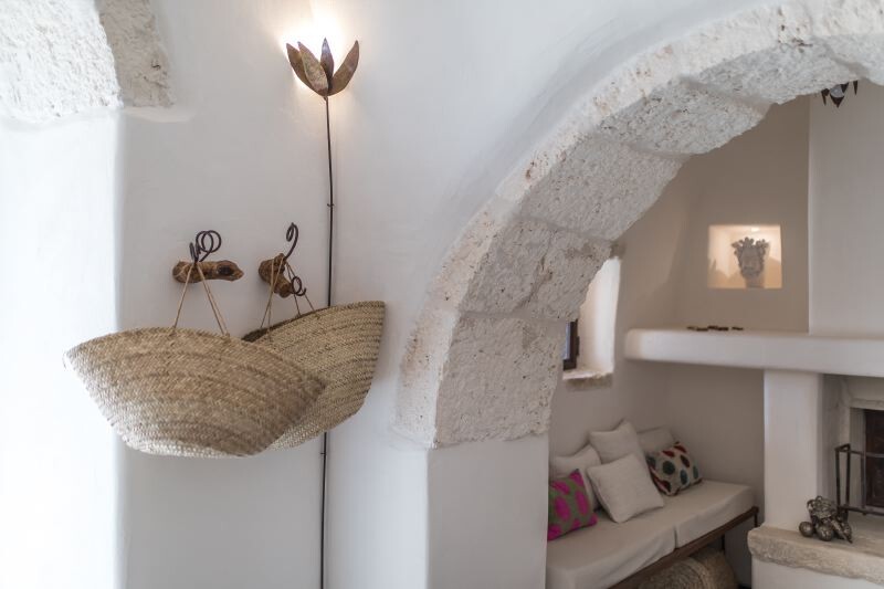 https://www.casainitalia.com/chameleon/mediapool/thumbs/3/d0/Cisternino-Apulien-und-Basilikata-Trullo-Silvano-gallery-032-1538552293_800x533-ID32840-1db0b874f5f012384167e1878f7026fb.jpg