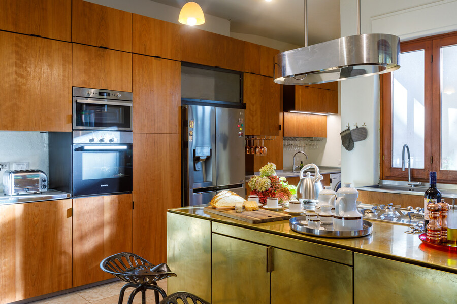 Villa Ponti Bellavista  Kitchen island towards fridge