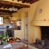 Die Küche im Ferienhaus Giannello vereint moderne Geräte mit rustikalem Ambiente