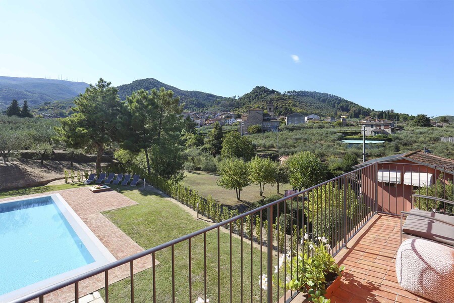 Terrasse im Ferienhaus Uva in der Toskana mit Blick auf den privaten Pool
