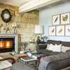 Wohnzimmer mit offenem Kamin im Ferienhaus mit Charme im Piemont