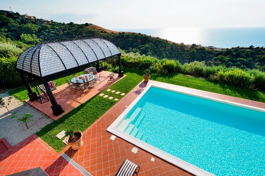 Pool der Villa Estella mit Blick auf das Meer und Pavillon