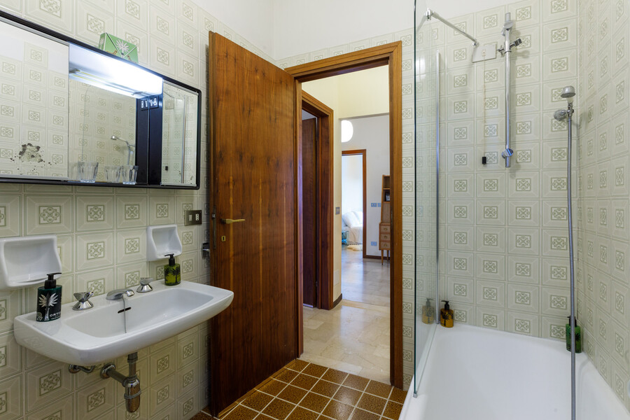 Villa Ponti Bellavista brown bathroom to Varenna