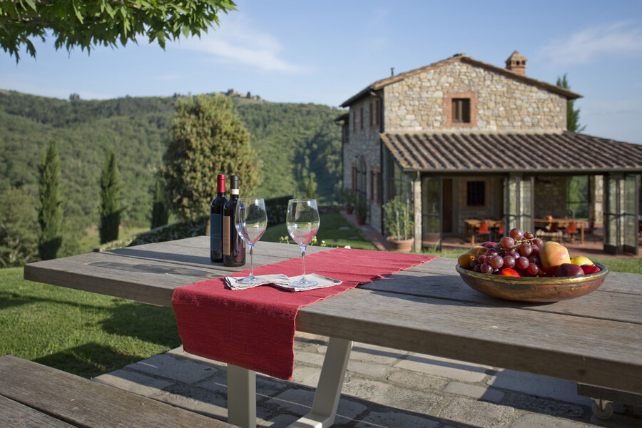 Genießen Sie von der Terrasse unserer Villa in Gaiole in Chianti den Blick in die traumhafte Natur