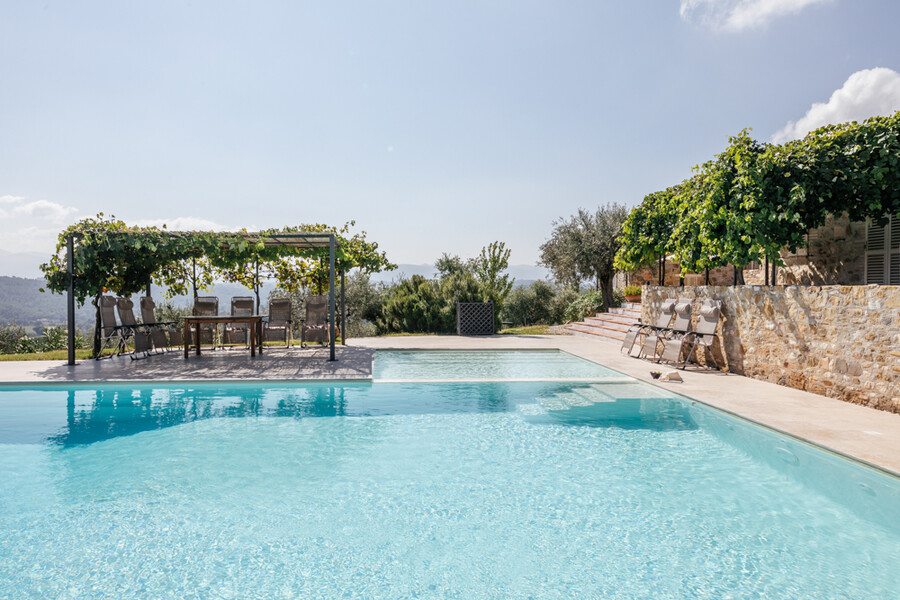 Eingezäunter Pool mit Pergola im Casa Winther in Umbrien