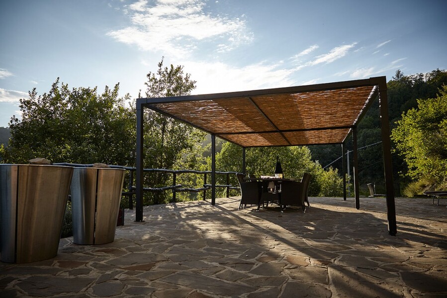 Pergola mit Esstisch des Ferienhaus Villa dell Orso im Piemont